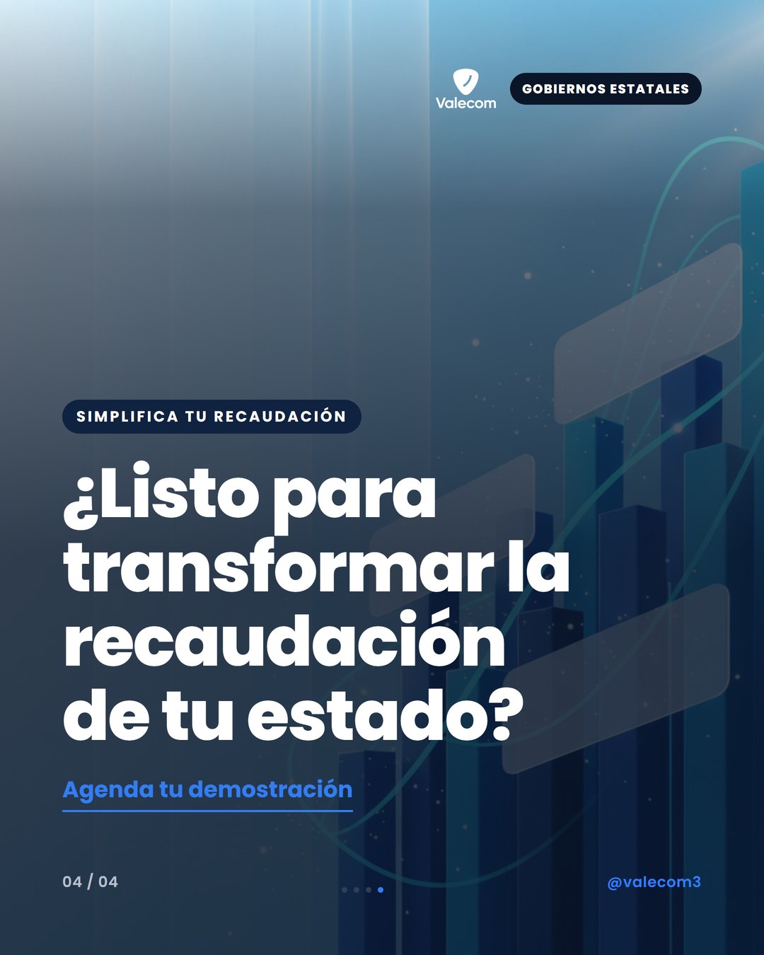 Imagen de un funcionario de gobierno sonriendo mientras revisa datos en una tablet. Texto superpuesto: ¿Listo para transformar la recaudación de tu estado?