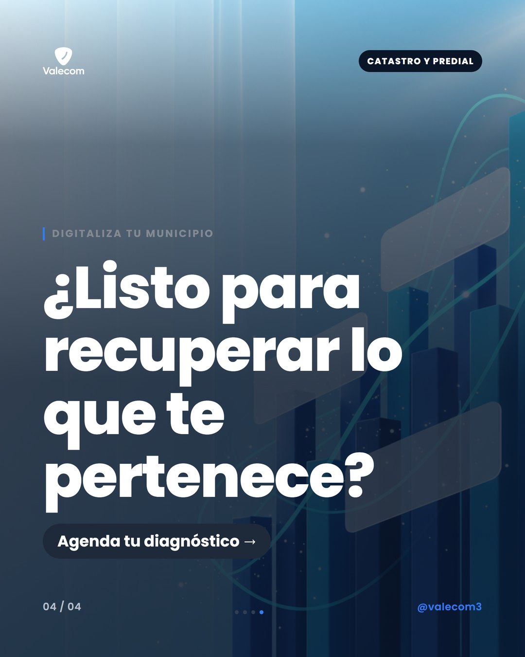 Imagen de un funcionario municipal revisando un mapa digitalizado con una sonrisa.