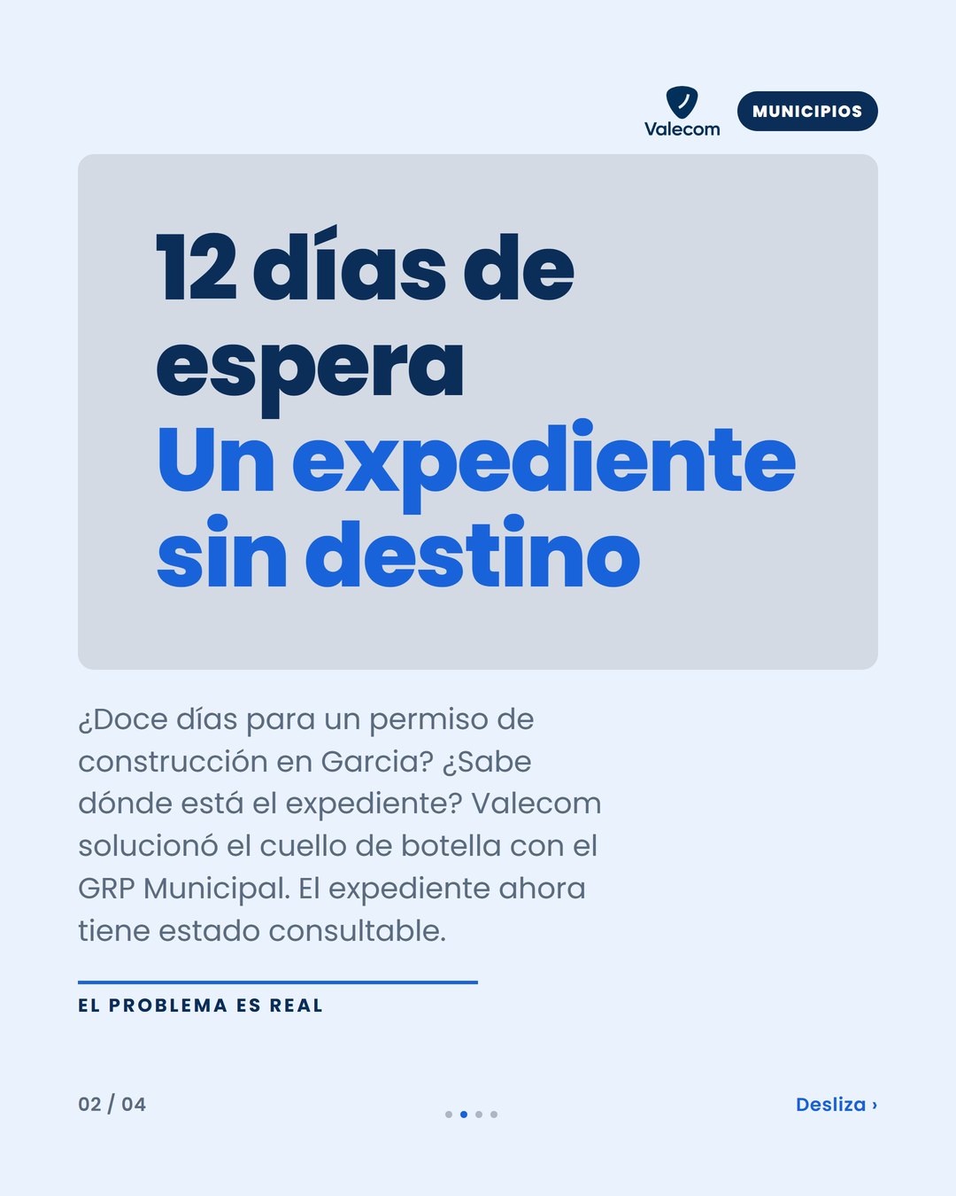 Imagen de un escritorio lleno de carpetas y papeles desordenados, con una persona buscando entre ellos.